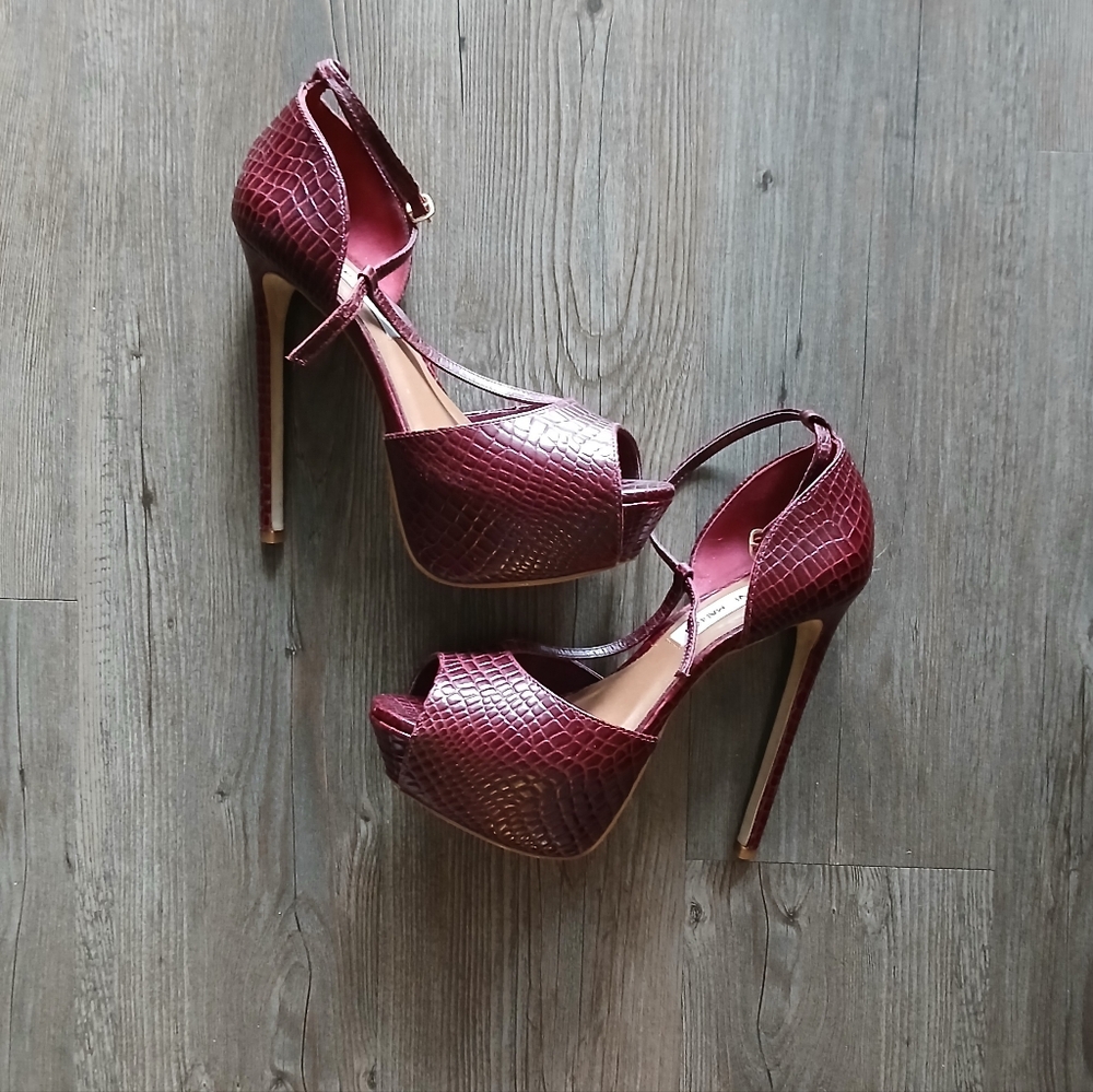 "Steve Madden" Burgundy Croc 6" Platform heels, Size 9m.
